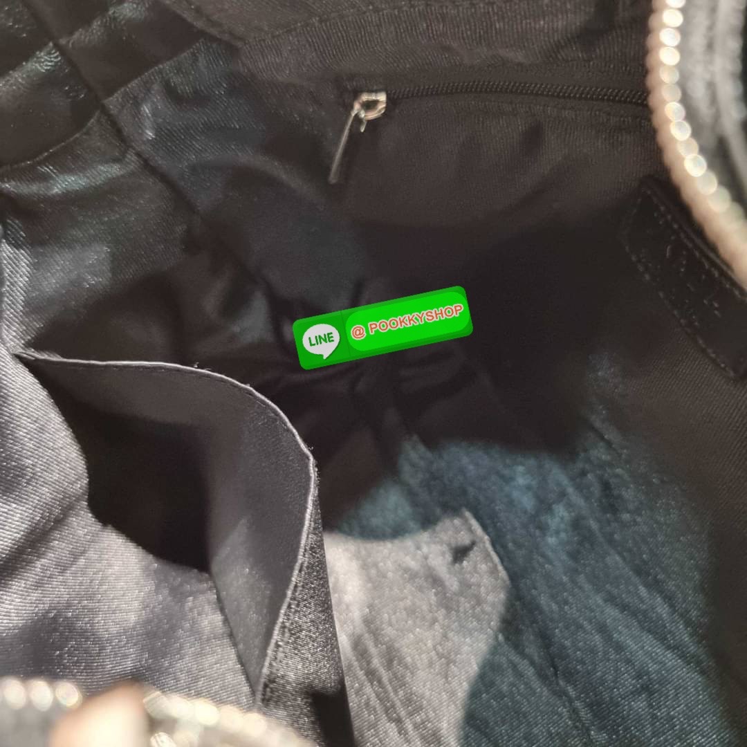 PRADA LEATHER PADDED BAG ใหม่ล่าสุด กับคอลเลคชั่นที่ทำออกมาตอบโจทย์ได้ทุกไลฟ์สไตล์ และเป็นยูนิเซ็กส์ กับกระเป๋าทรงโท้ท ขนาดกำลังดี วัสดุหนังแท้ ตัดเย็บเดินเส้นลายตาราง ปากกระเป๋ามีซิปเปิดปิด ภายในเป็นช่องโล่ง มีช่องแยกให้ มาพร้อมสะพายข้างและใบลูก ให้ได้สน