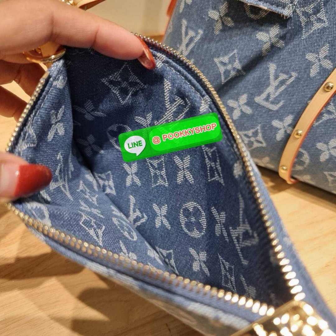LV CARRYALL DENIM BAG 🔆 Details ใหม่ล่าสุด สไตล์เดนิมสุดชิค รุ่นลิมิเต็ดที่สาวๆตามหา จากเคาน์เตอร์ dutyfree กระเป๋าสะพายไหล่ทรงสวย ดีไซน์เรียบง่ายคลาสสิค หรู ดูผู้ดี รูปทรงใช้งานง่าย มาพร้อมใบลูก ไว้เก็บของจุกจิก ปากกระเป๋ามีสายหนังผูกกันของหล่นได