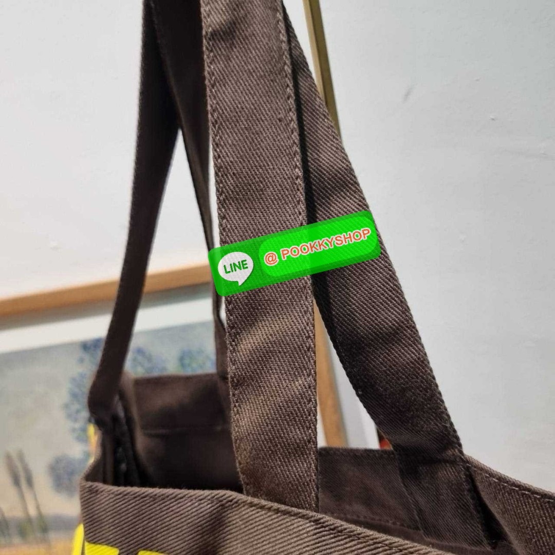 Gentlewoman x Butterbear tote bag 🔆 Details น่ารักเกินต้าน เป็นกระเป๋าที่เห็นแล้วใจฟูสุดๆ กระเป๋าโท้ทลายหมีเนยที่ตอนนี้กลายเป็นแรร์ไอเท็ม หายากสุดๆ รูปทรงคลาสสิค ภายในโล่งกว้างใส่ของได้เยอะมาก จะใช้เป็น everyday bag ก็ได้ พกไปต่างจังหวัดก็เหมาะ หร