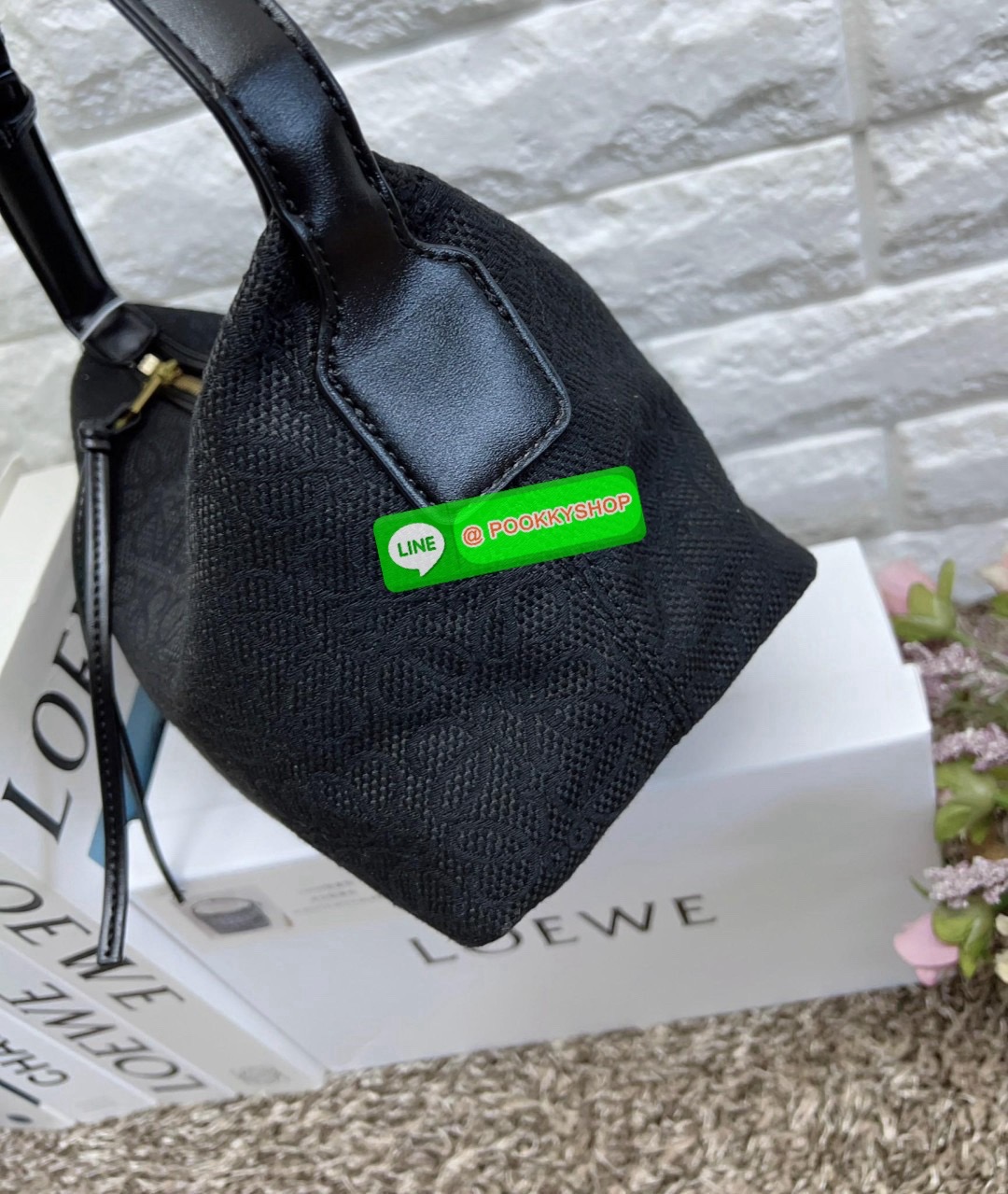 NEW IN!! สุดฮิตไปกับกระเป๋าสไตล์มินิมอล ที่ยังคงดูดีในทุกช่วงเวลา! LOEWE SMALL CUBI BAG((vip gift ตปท.)) พร้อมส่ง! ไม่เล็กตามชื่อนะคะ กับกระเป๋าหิ้วหรือคล้องไหล่ได้ วัสดุแจคกาดทอลายแบรนด์ทั้งใบประณีตสวยงาม หูหิ้วหนังแท้ค่ะ เปิด-ปิดกระเป๋าแบบซิป ภายในกว้าง