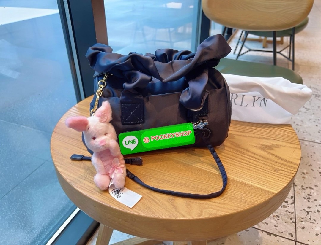 NEW ARRIVAL! น้องใหม่ล่าสุด มีความน่ารักไม่ไหวค่าสาวๆ CARLYN TIA MINI BAG พร้อมส่ง! สุดคิ้วท์ไปกับน้องสไตล์สายเกากันค่า ด้วยดีไซด์ใหม่ วัสดุไนล่อนอย่างดี ปักลายแบรนด์ทั้งใบสวยงาม