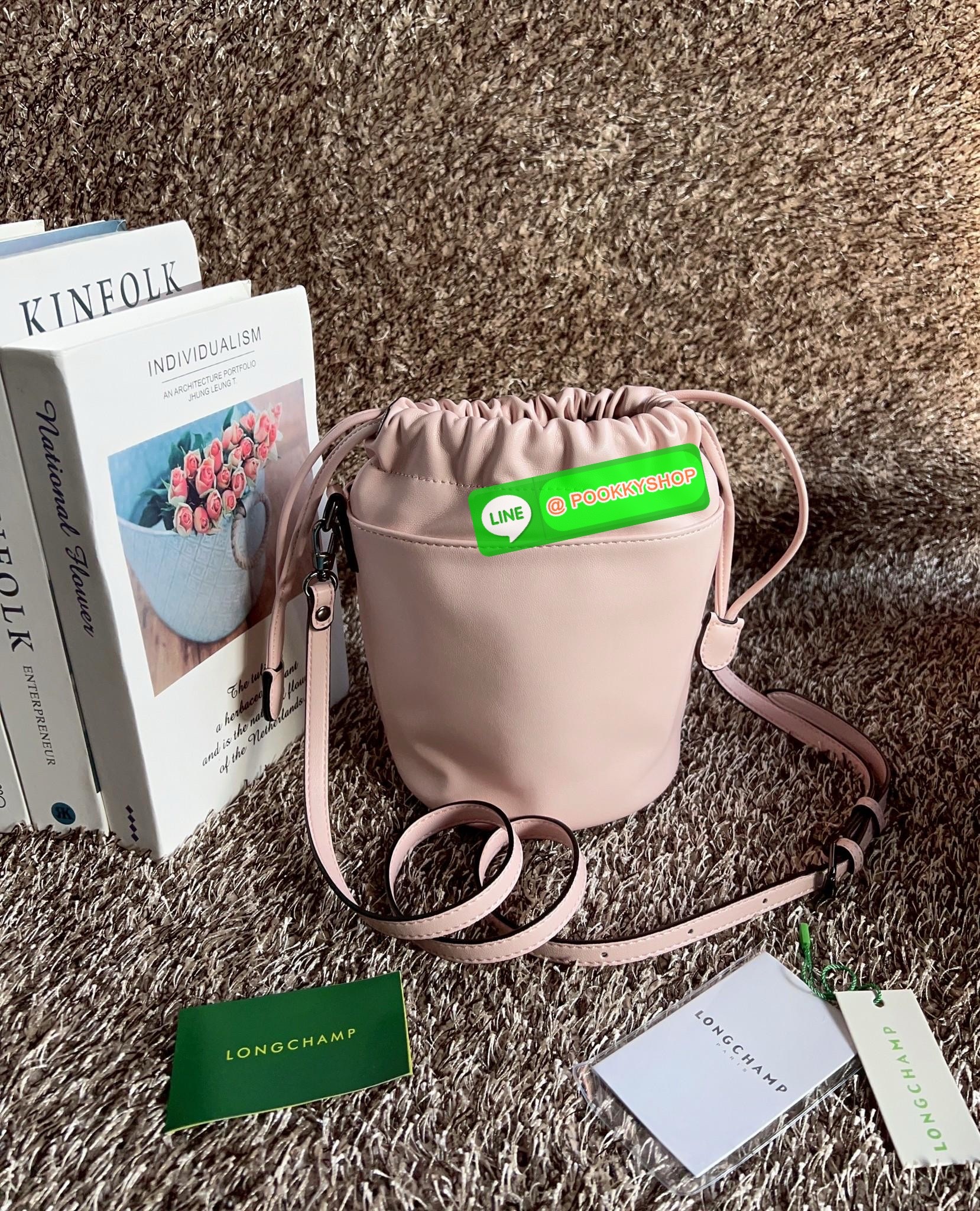 NEW ARRIVAL! LONGCHAMP LE PLIAGE XTRA XS BUCKET BAG ต้องบอกก่อนว่ารุ่นนี้เป็นรุ่นที่ใช้ออกมาแล้วไม่มีคำว่าผิดหวัง ออกแบบมาสวยแบบตัวแม่เลยค่าา 🔖พร้อมส่งทันที! กับกระเป๋าทรงบัคเกต หนังแท้smooth leather อย่างดี ใบกลางเจ้าลำตัวแล้วสวยมากก