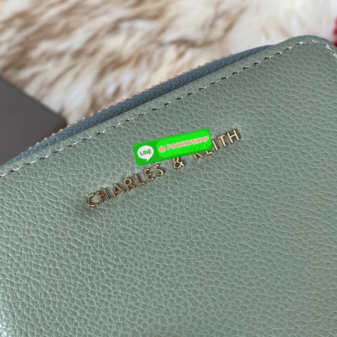 CHARLES & KEITH COMPACT WALLET กระเป๋าตังใบสั้นฟังก์ชันครบ!! ด้านหน้ามีโลโก้แบรนด์ มีช่องซิปใส่เหรียญ เปิดปิดแบบกระดุม ด้านในมีช่องใส่การ์ด 16 ช่อง มีช่องใส่ธนบัตรตามยาว ไม่ต้องพับแบงค์ค่า คุ้มมากๆเลยใบนี้