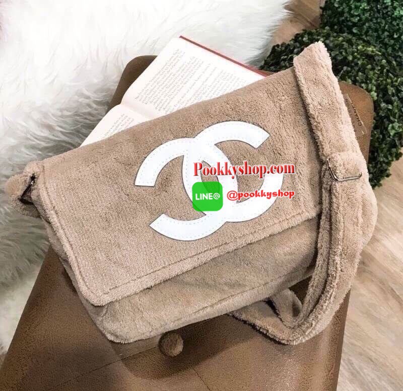 MUST HAVE! Chanel Beaute Crossbody Bag กระเป๋าถือหรือสะพายพรีเมี่ยมของเเท้จาก Chanel Cosmetic Counter VIP Gift รุ่นแนะนำวัสดุขนวูฟสีดำหนานุ่มตัดโลโก้แบรนด์หนังแก้วสวยโดดเด่น น้ำหนักเบา เปิดปิดด้วยฝาปิดกระดุมแม่เหล็ก ใบใหญ่กำลังดีใส่ ipad กระเป๋าสตางค์ใบยา