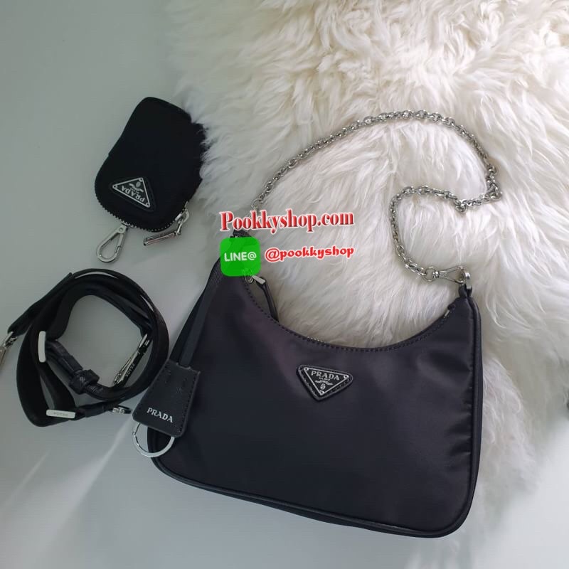 พร้อมส่งรุ่นใหม่ กำลังมาแรงมากค่ะ กับแบรนด์ PRADA ใบเดียวคุ้มมากค่ะ อุปกรณ์ ครบชุด ซื้อ1ได้ถึง3ไอเท็ม ทั้งสายยาว และกระเป๋าใส่เหรียญ และป้ายแท็คหนัง อย่างดี อะไหล่ปั้มแบรนด์แท้ทุกจุด วัสดุทำจากผ้า Nylon อย่างดี กันน้ำได้ อยู่ทรงสวย สามารถใส่กระเป๋าตังค์ใบ