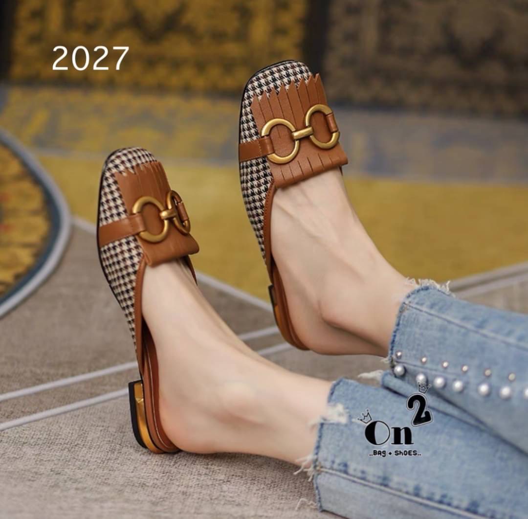 แบบใหม่ พร้อมส่งรองเท้าหัวคัชชูเปิดหลังรัดข้อเท้า หน้าแต่งอะไหล่ทองเหลือง สไตล์แบรนด์ส้นเป็นอะไหล่ทองสวยหรู คู่นี้ใส่แมทกับชุดได้ง่ายทั้งกางเกงและกระโปรงได้หมดทรงสวย