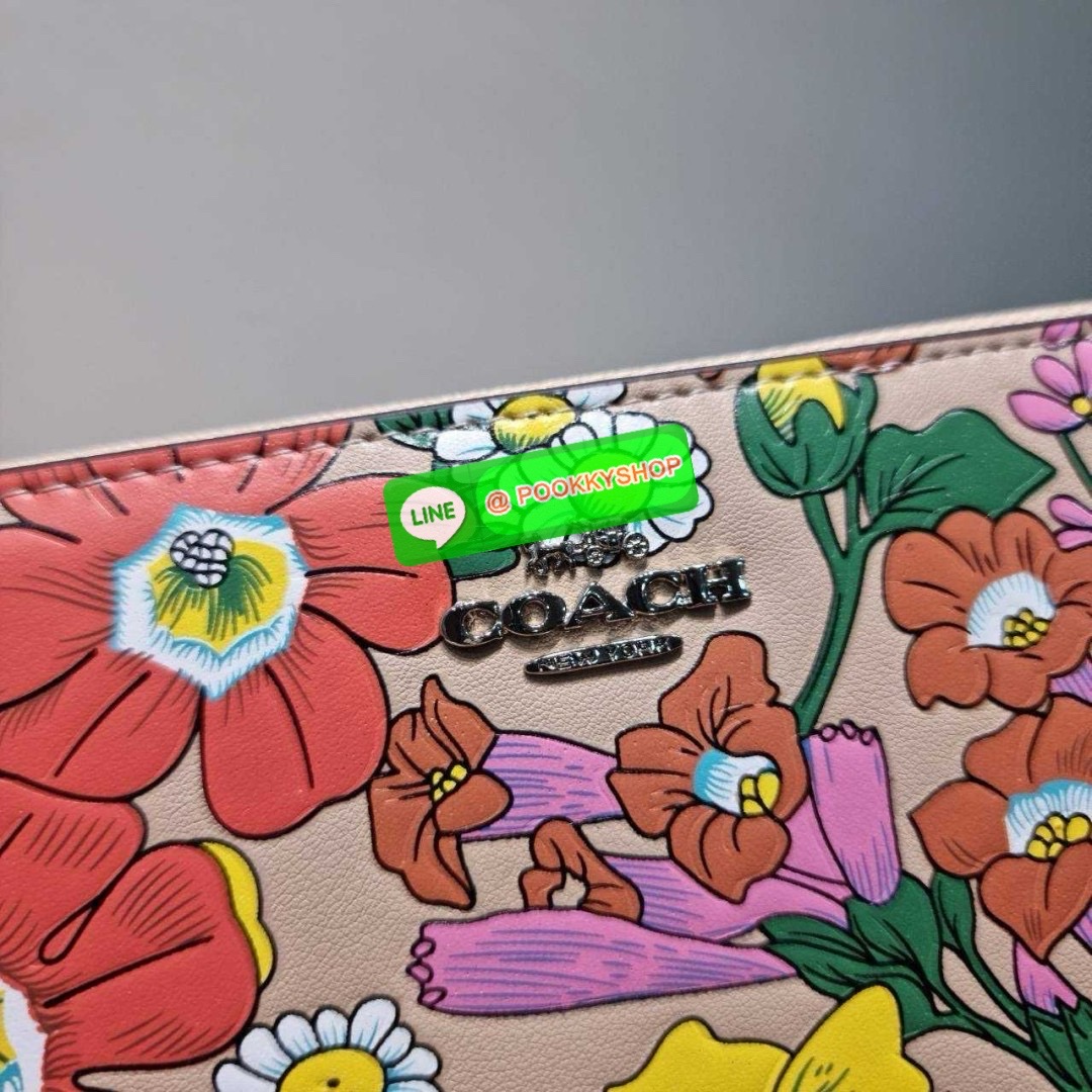 🔆 Model COACH CJ373 LONG ZIP AROUND WALLET WITH FLORAL PRINT 🔆 Details กระเป๋าสตางค์ใบยาว คอลเลคชั่นใหม่ กับดีไซน์ใหม่ ลวดลายดอกไม้สดใสรอบใบโดดเด่น สะดวกใช้งานและขนาดกำลังเหมาะมือมากๆ รูดใช้งานด้วยซิปรอบใบ ภายในแบ่งสัดส่วนไว้อย่างดี มีทั้ง