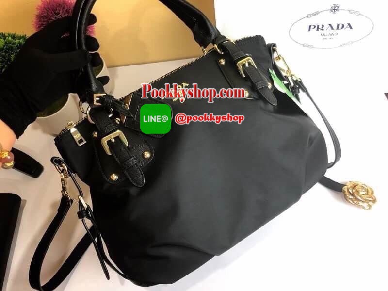 PRADA NYLON BAG WITH ZIP กระเป๋าถือหรือสะพายพรีเมี่ยมกิ้ฟจากเคาน์เตอร์แบรนด์ Limited edition วัสดุ Nylon เนื้อหนาคุณภาพดีตามแบบฉบับแบรนด์ด้านหน้าประดับโลโก้หรู เปิดปิดด้วยซิป ภายใน Polyester 100% มีโลโก้ ช่องซิปจุมากค่ะ สามารถใส่เอกสาร A4 ipad ของใช้ได้เย