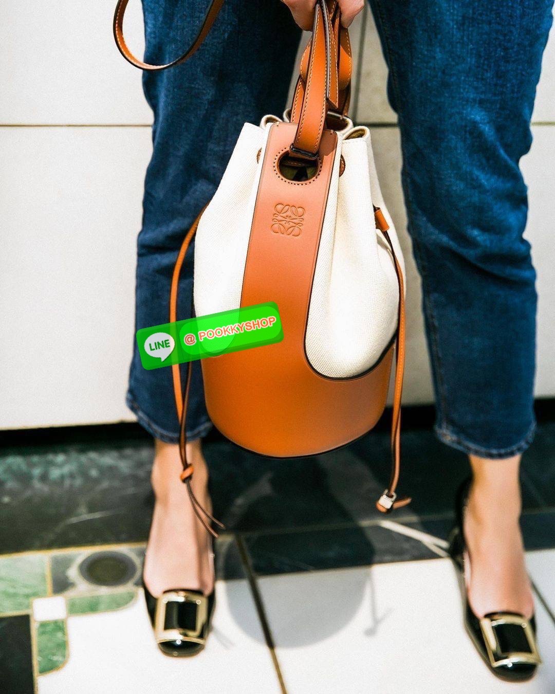 ✴️พร้อมส่งความสวย!✴️ NEW IN! LOEWE CROSSBODY BUCKET BAG GIFT WITH PURCHASE (GWP) กระเป๋าถือหรือสะพายพรีเมี่ยมกิ๊ฟ Limited Edition จาก LOEWE PERFUME DUTYFREE COUNTER วัสดุ Canvas & Leather calfskin ขนาดกำลังดี น้ำหนักเบา ภายในโล่งกว้างและจุ ส