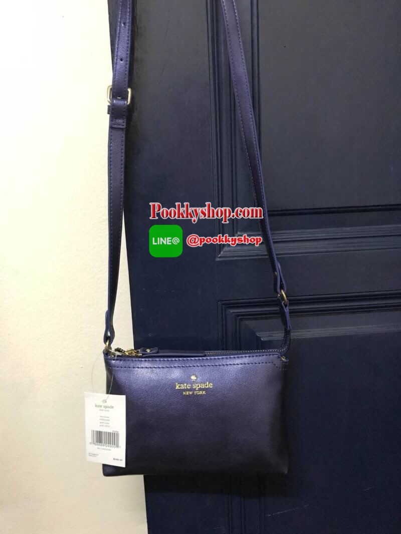 KATE SPADE MINI CROSSBODY BAG กระเป๋าสะพายข้างทรงครอสบอดี้ขนาดมินิ วัสดุหนังPu เปิดปิดด้วยซิปเดียวด้านบน ภายในสกรีนโลโก้แบรนด์ ในช่องใหญ่ยังมี1ช่องซิปเล็ก สามารถใส่ไอโฟนได้ กระเป๋าสตางค์สั้น และของจุกจิก มีความยาวสาย 109cm ปรับความยาวได้ ด้านหน้าปั้มโลโก้