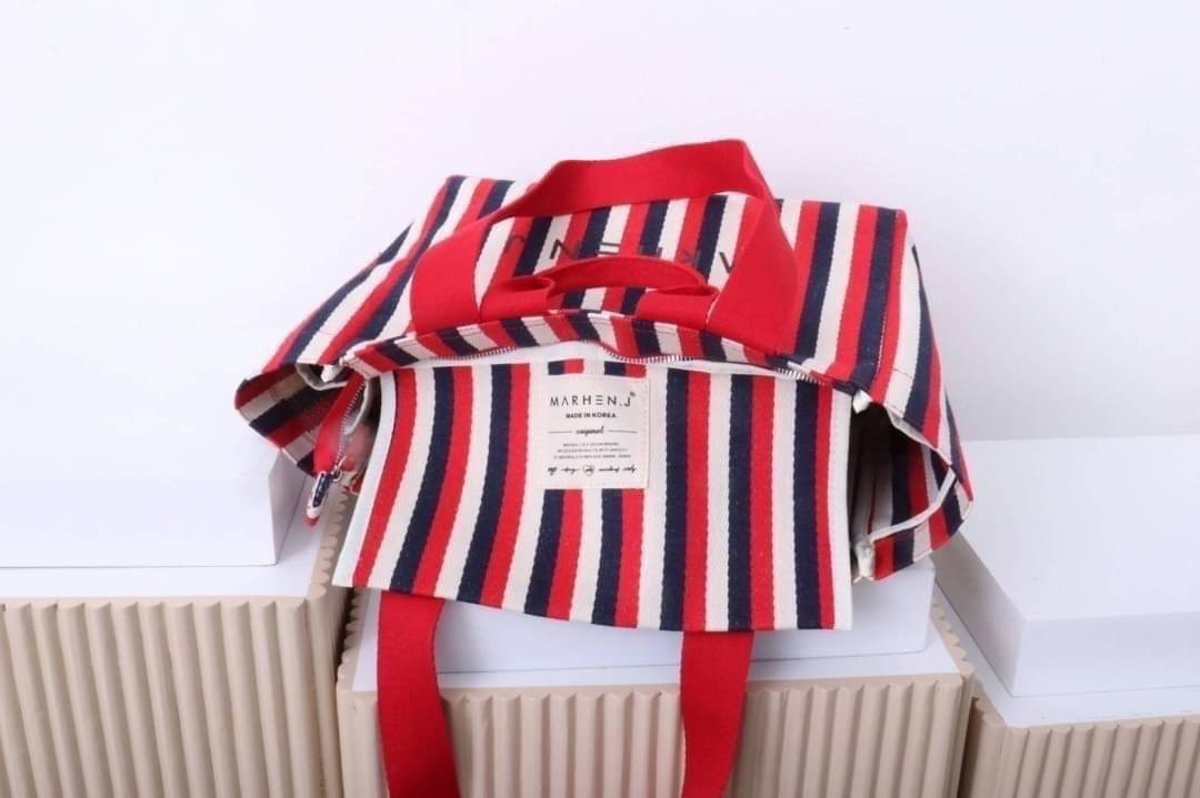 มาอีกรอบละจร้าาา 💥MJ ตัวใหม่ล่าสุด บอกเลยของมันต้องมี ใบใหญ่จุใจใส่ของได้จุกๆ ดีไซน์แบบ shopping bag ถือได้หิ้วได้ น่าร๊ากๆๆๆ เนื้อผ้าวัสดุอย่างดีและหนา มาตามคำเรียกร้อง...