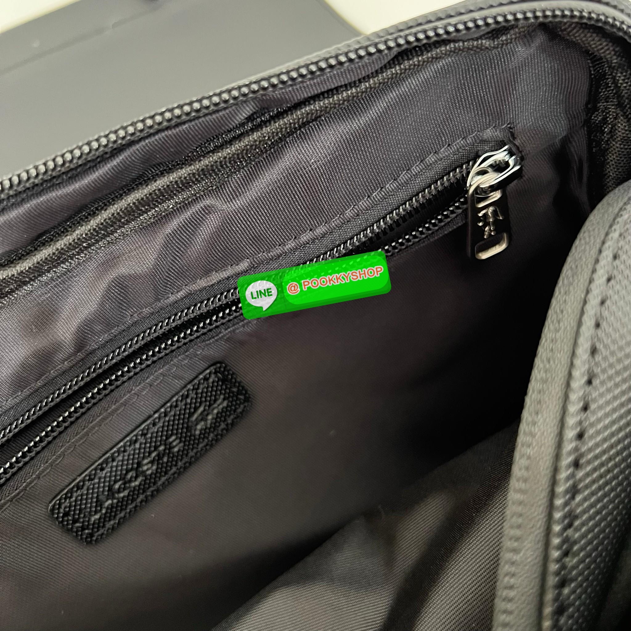 Men's L.12.12 Clipped Flap Adjustable Shoulder Strap Small Pouch วัสดุ PVC คุณภาพดีตามแบบฉบับแบรนด์ น้ำหนักเบา กันน้ำ ด้านหน้ามีโลโก้เหล็ก ฝาเปิดปิดด้วยคลิปล๊อค 2 ด้าน ช่องหลัก ด้านในมีช่องซิปพร้อมหัวซิปแบรนด์ ใส่กระเป๋าสตางค์ใบยาว ipad มือถือ ของจุก