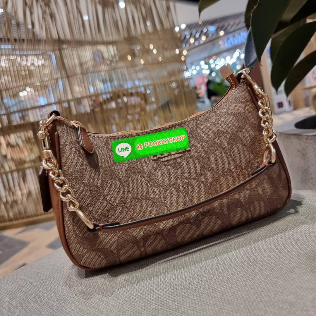 COACH CA548 TERI SHOULDER BAG IN SIGNATURE CANVAS คอลเลคชั่นใหม่ล่าสุด ที่สาวๆรอคอย กระเป๋าสะพายไหล่กึ่งทรงพอช พร้อมเสิร์ฟความสวยถึงบ้านไปเลยก่อนใคร แบบไม่ต้องพรีฯ ด้วยดีไซน์คลาสสิคที่แอบแฝงความเรียบหรู มาพร้อมสายสะพาย 2 เส้น เป็นสายโซ่คล้องแขนและสายสะพาย