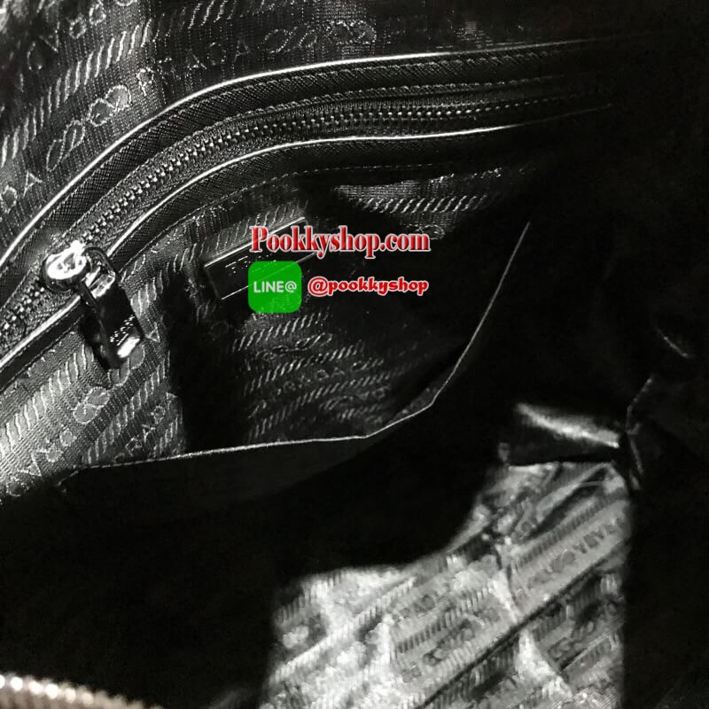 Don't Miss! PRADA NYLON LARGE HANDBAG กระเป๋าถือหรือสะพาย Limited edition VIP Gift With Purchase (GWP) จากเคาน์เตอร์แบรนด์วัสดุ Nylon&Polyester100% เนื้อหนาคุณภาพดีตามแบบฉบับแบรนด์ ด้านหน้าประดับโลโก้เปิดปิดด้วยซิปสะดวกใช้ หูกระเป๋าและสายสะพายสีดำตัด