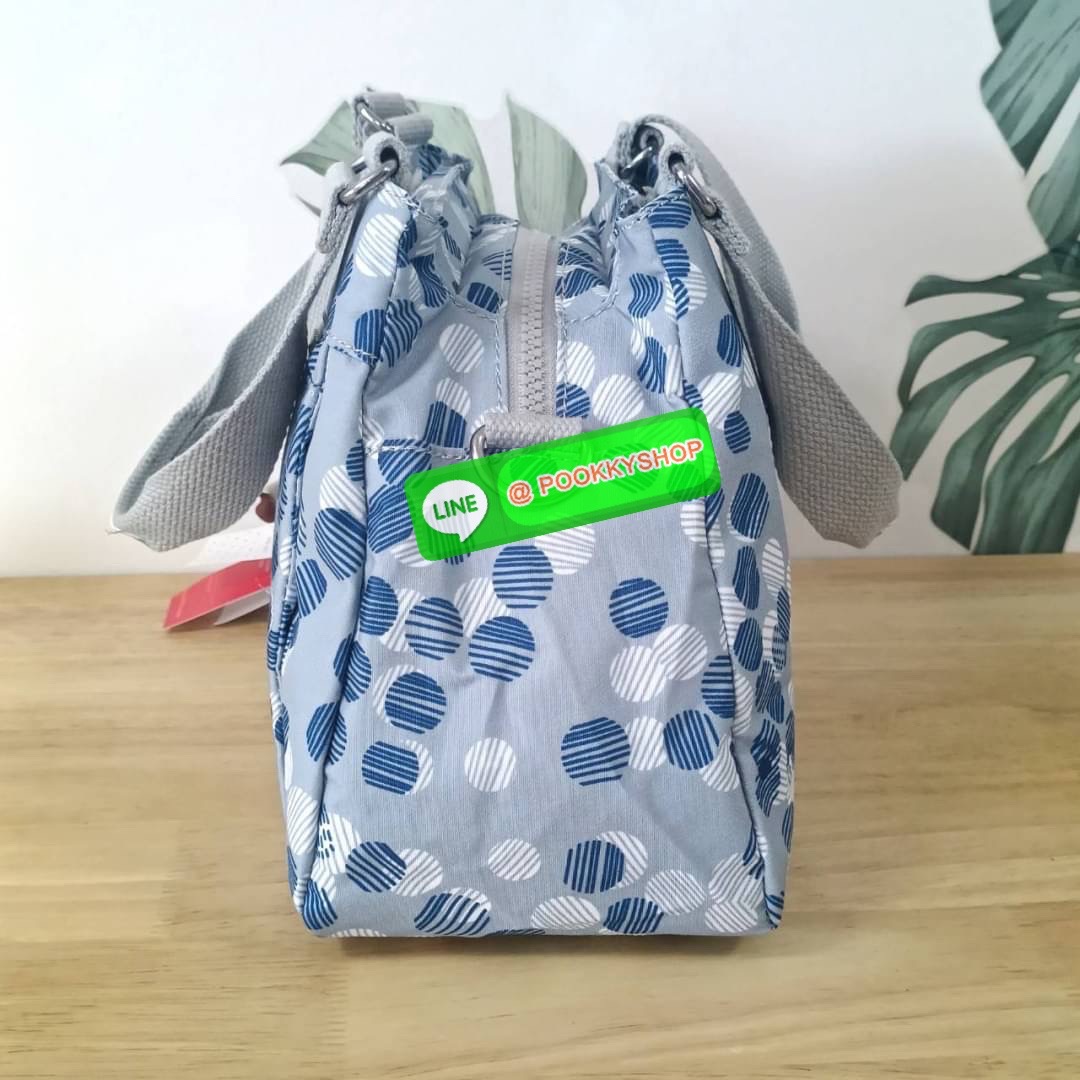 KIPLING ELISE HANDBAG กระเป๋าถือและสะพายไหล่ วัสดุ Nylon +Polyester ขนาดกำลังพอดี จุของได้มาก มีหูจับสองสาย ถือสะดวก น้ำหนักเบา มีช่องซิป ด้านหน้า ช่อง กระเป๋าหลักเปิด-ปิดด้วยซิป มี3 ช่องว่างใส่ของได้จุมากๆ ใส่มือถือได้ กระเป๋าสตางค์ใบยาว และ เครื่องสำอาง