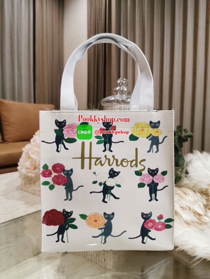 ลายนี้เข้าแล้วนะคะ! พร้อมส่งไอเท็มยอดนิยม! Harrods London Top-handle Shopping Bag กระเป๋า Shopping แบรนด์ดังจากอังกฤษรุ่นยอดนิยมวัสดุ PVC+Polyester 100% ของแท้เนื้อหนาอยู่ทรงกันน้ำ ขนาดกำลังดี น้ำหนักเบา เปิดปิดด้วยซิปสะดวกใช้หัวซิปปั้มโลโก้แบรนด์อะไหล่เง