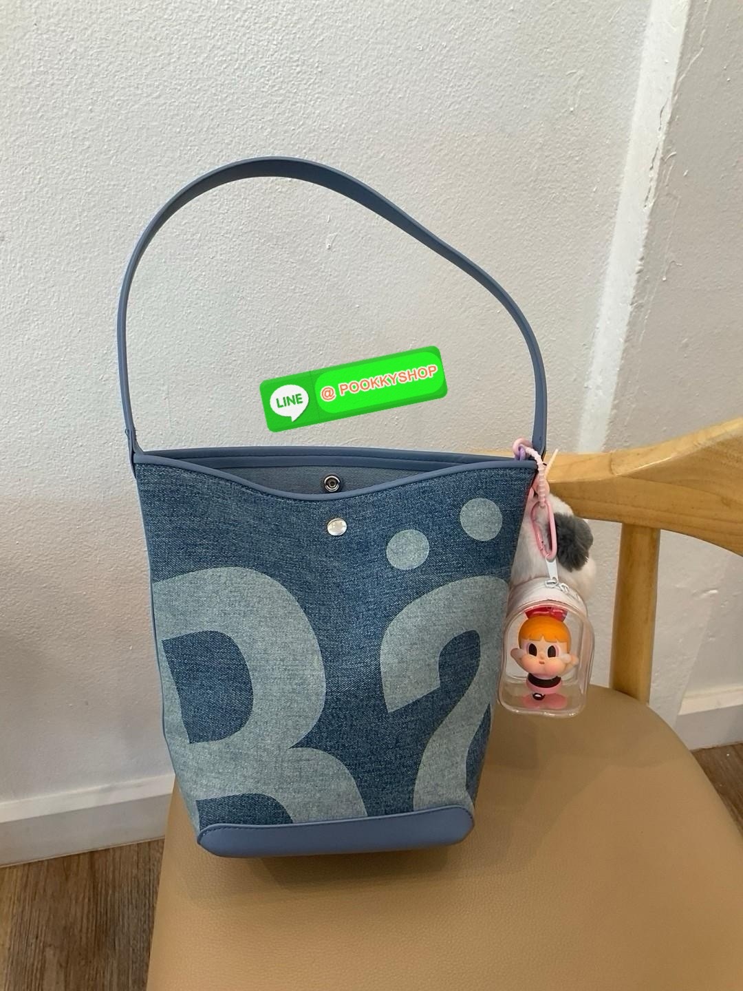 เข้าแล้วค่ะ! กับ Rally movement กระเป๋าทรงถังยอดฮิตที่สุดในปี 2024 ยอดจองคือถล่มโซเชียล จัดให้ในราคาน่ารัก ด้านในกว้างขวาง แข็งแรง สามารถใส่ไอแพด ใส่สมุดได้ #รุ่นนี้ทุกคนต้องมีจริงๆ ตัวกระเป๋างานเนี้ยบเป๊ะ มาพร้อมป้ายห้อยครบ สุดปัง พร้อมส่งวันนี้แล้ว2สี จ