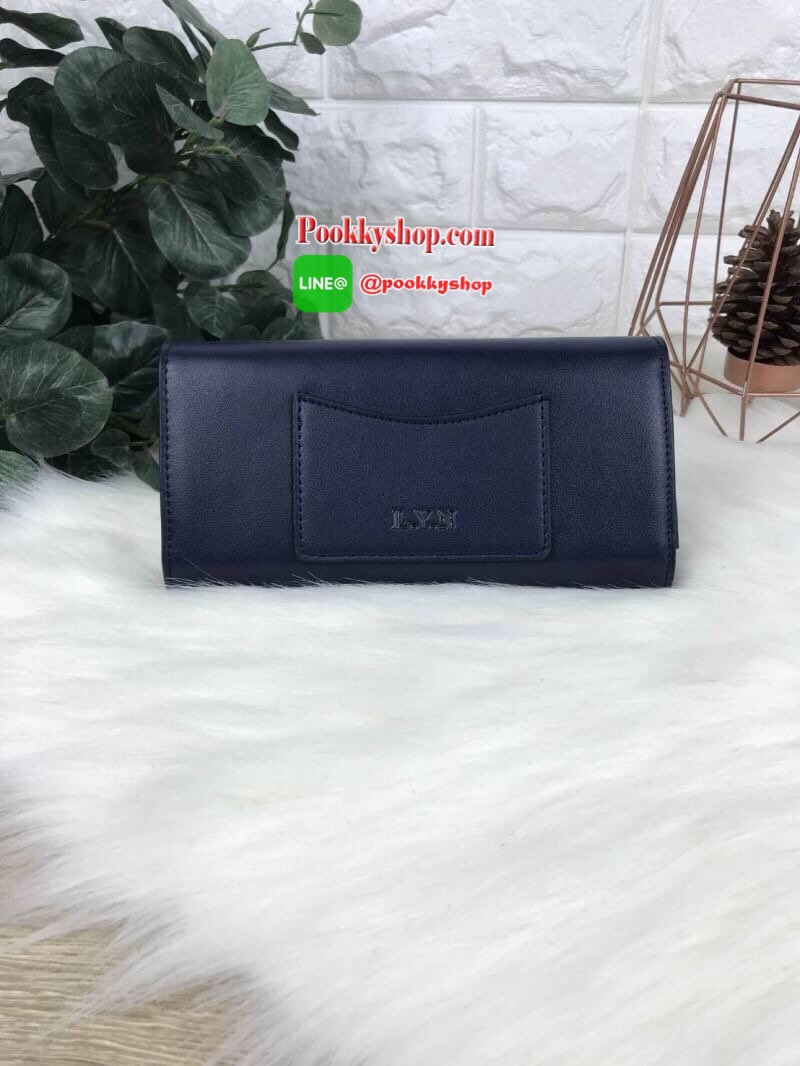 LYN AMOUR LONG WALLET กระเป๋าเงินใบยาวหนังเรียบ ปั๊มโลโก้แบรนด์ เปิดปิดแบบหมุนล็อก ด้านหลังใส่บัตรได้ ด้านในมีช่องซิปใส่เหรียญและช่องใส่บัตร พร้อมช่องธนบัตรตามยาว เป็นอีกรุ่นที่สวยน่าครอบครองค่า มีหลายสีมากๆ *มีถุงผ้า, ป้ายแท็ค*