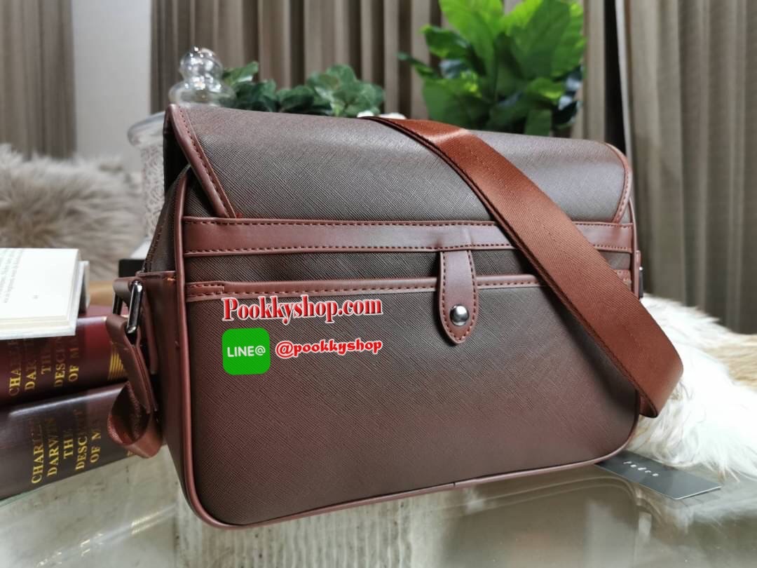 NEW ARRIVAL! PEDRO SAFFIANO MESSENGER BAG รุ่นใหม่ชนช็อปจาก Pedro แบรนด์ดังการันตรีคุณภาพด้วยเครือ Charles&Keith วัสดุหนัง Saffiano สวยหรูอยู่ทรงแข็งแรงไม่ย้วยเปิดปิดด้วยฝาปิดกระดุมแม่เหล็กพร้อมซิปด้านในสะดวกใช้ ด้านหน้าและด้านหลังยังมีช่องใส่ของ ขนาดกำลั