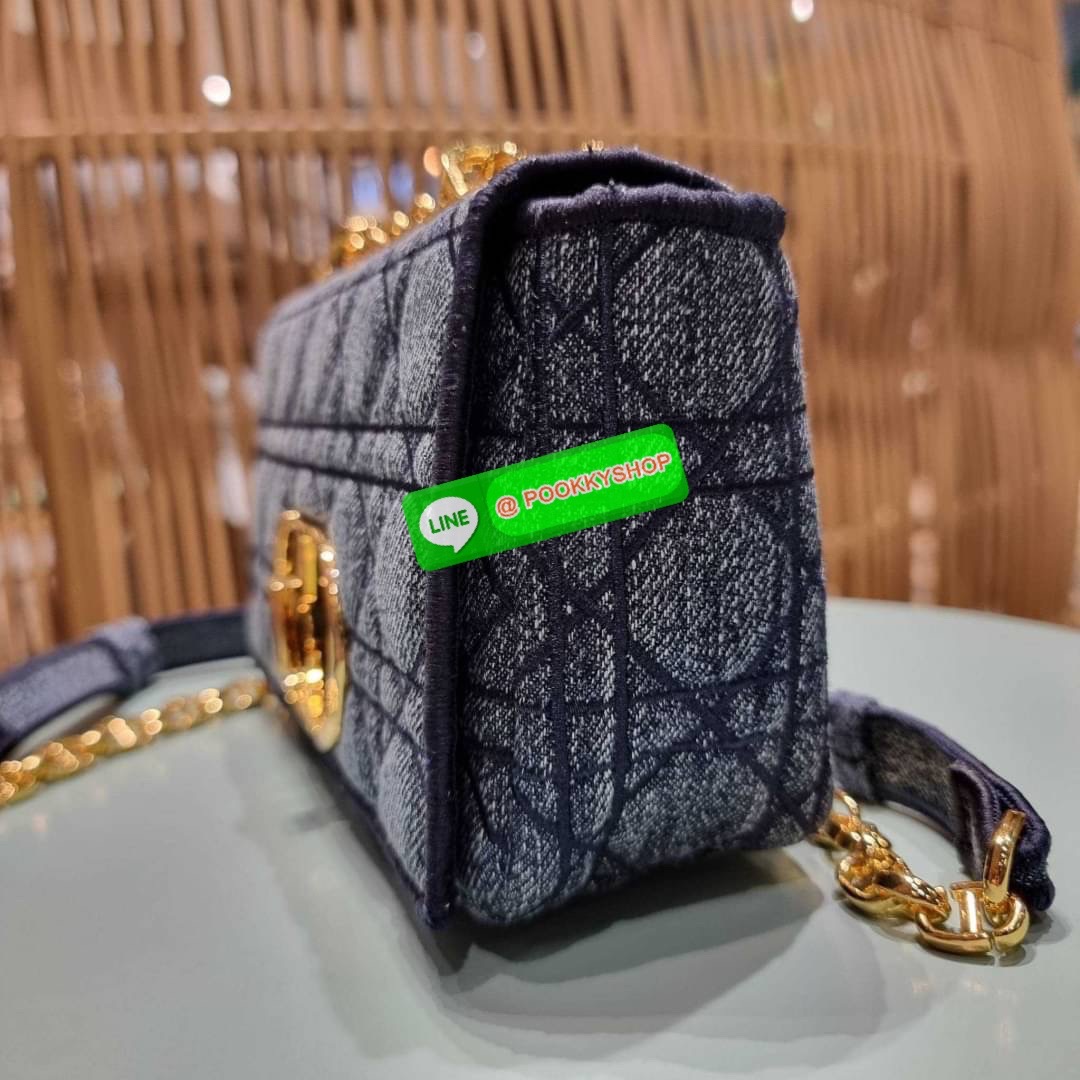 NEW IN CD SMALL CARO SHOULDER BAG กระเป๋าสะพายข้างพรีเมี่ยมกิ๊ฟทรงสวย ดีไซน์ย้อนยุค ที่รอบนี้โดดเด่นเป็นเอกลักษณ์มากๆ ดีไซน์สีเดนิมคลาสสิค เปิด-ปิดด้วยอะไหล่บิดล็อค หรูหรา ใช้งานง่าย วัสดุผ้าเดนิมทนทาน ภายในเป็นช่องโล่ง มีช่องย่อย ด้านหลังก็ยังมีช่องใส่บั