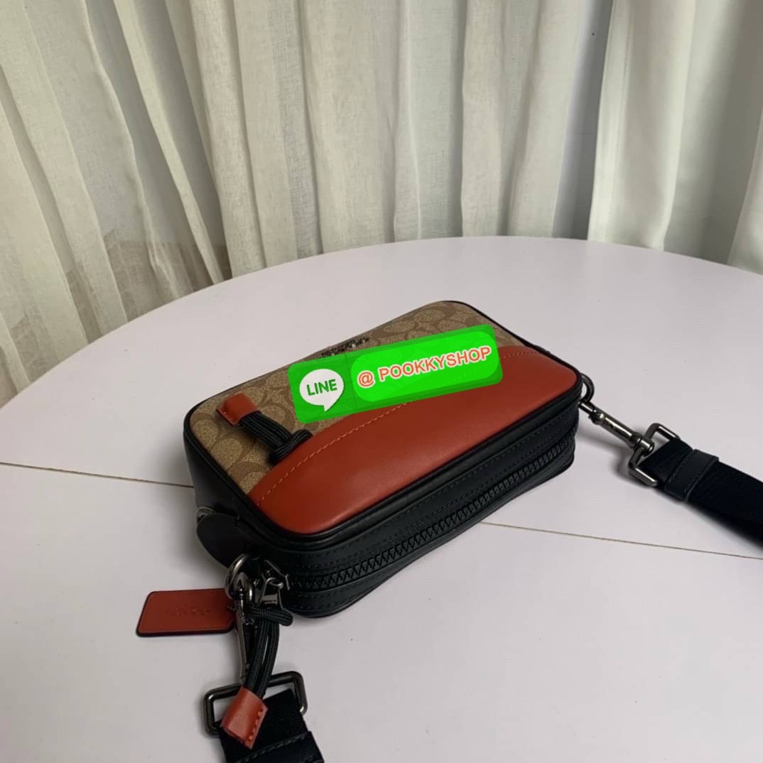 🎯COACH F91498 GRAHAM CROSSBODY IN SIGNATURE CANVAS ✨ Coach F91498 รุ่น Graham Crossbody กระเป๋าทรงเหลี่ยมขนาดกลาง แนวสปอร์ตหรู มีสายสะพายปรับระดับได้ เหมาะกับทุกลุค ไม่ว่าจะวันทำงาน หรือวันชิลล์ เรียบ เท่ ใช้ได้ทุกวันแบบมีดีไซน์