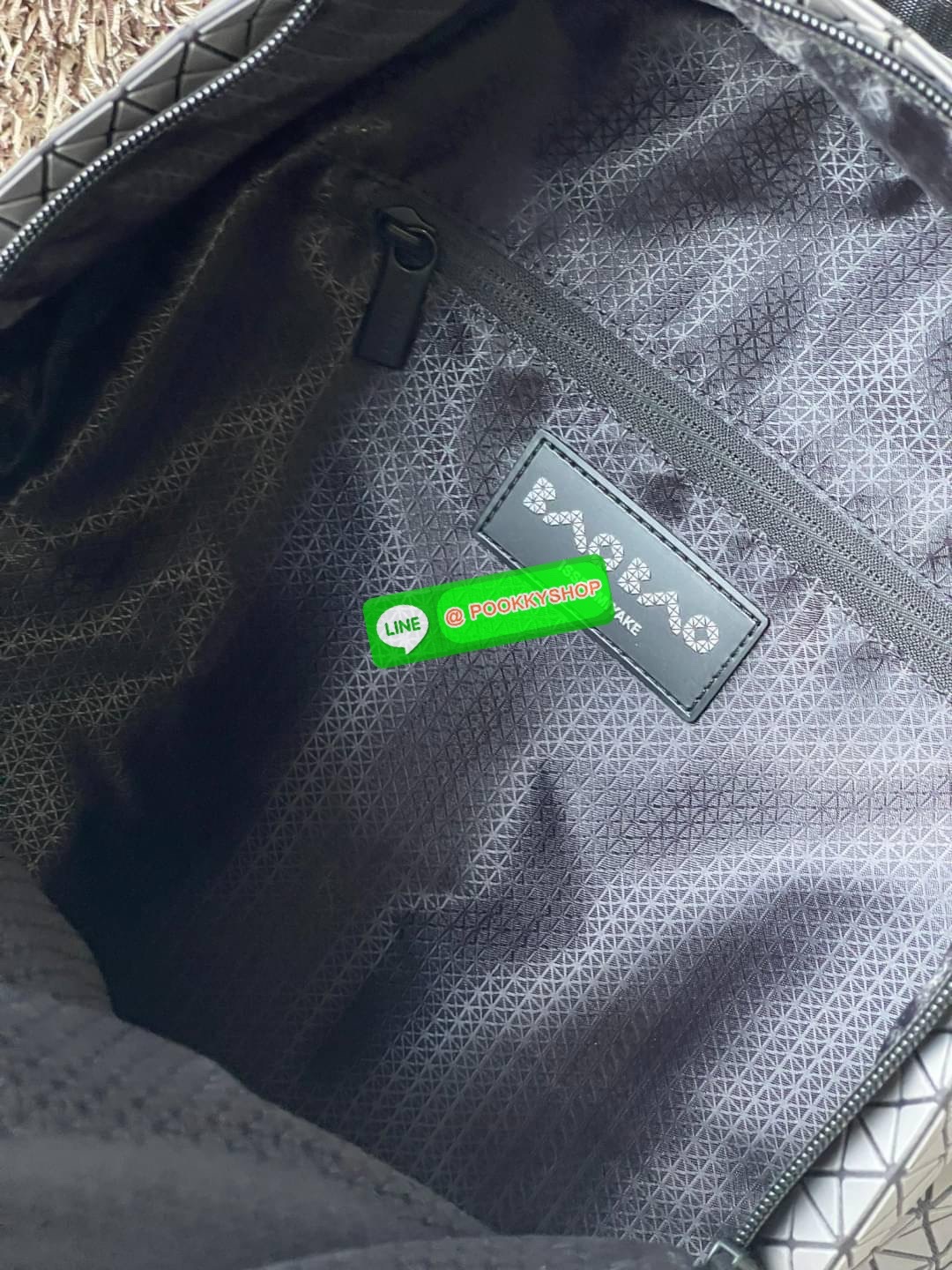 Bao Bao Issey Miyake Daypack geometric backpack กระเป๋าเป้ทรงคลาสสิก รองรับน้ำหนักได้ดี เหมาะกับการเดินทาง เป้สะพายหลังรุ่น Daypack One-Tone Backpack มาในรูปทรงกระเป๋าเป้สุดคลาสสิก โดดเด่นด้วยการออกแบบที่เป็นเอกลักษณ์ วัสดุสามเหลี่ยมขนาดเล็กพิเศษ ได้กลิ่น