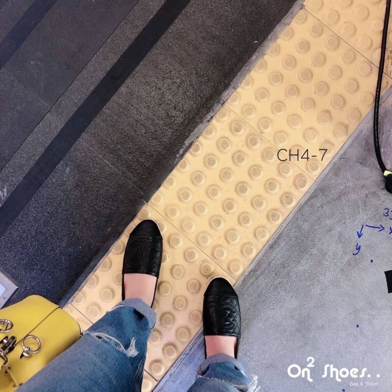 chanel loafer ® ทรงฮิตขายดีตลอดกาลพื้นปั้มแบรนด์ หน้าติดโลโก้แบรนด์ ชาเนล ทรงสวยกว่ารอบไหนๆ ลองใส่แล้วเลิฟมากคะ หากคุณกำลังมองหารองเท้าที่ใส่ได้ทุกโอกาส ทั้งงานราษฎร์ งานหลวงแนะนำคู่นี้เลยจ้า มา 3 สีนะคะ **รูปสินค้าถ่ายจากงานจริง