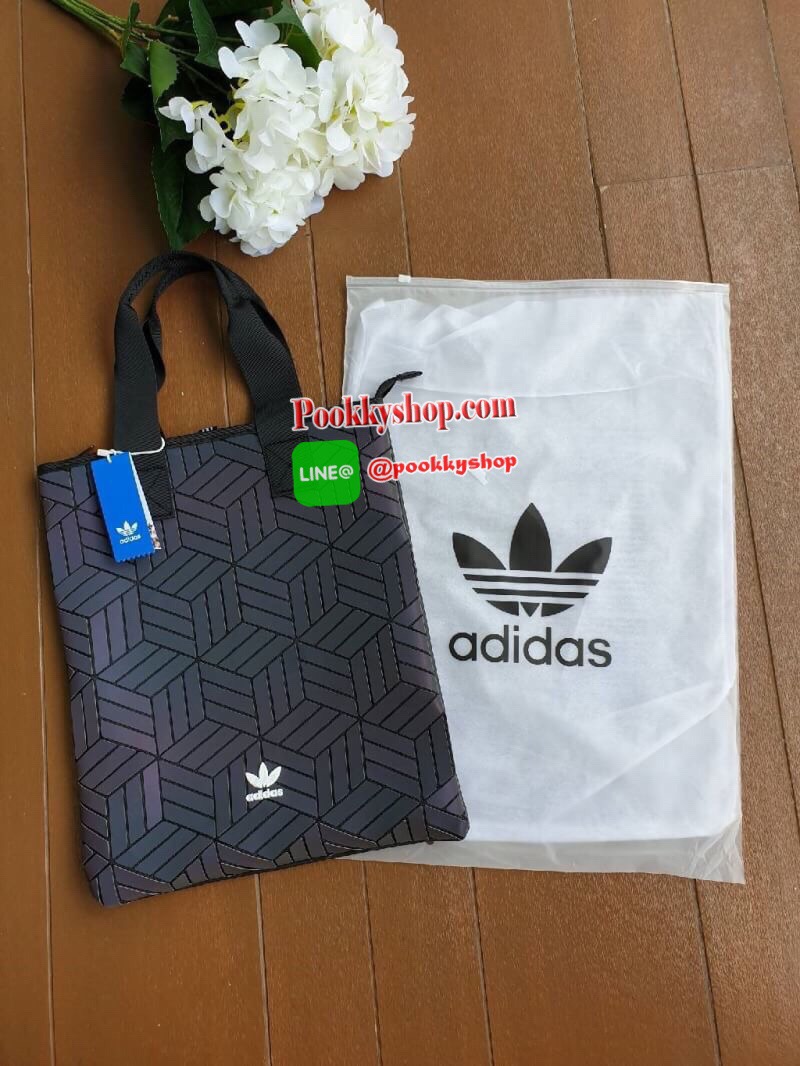 พร้อมส่ง Adidas Original Shopper 3D Tote Bag Trefoil Handbag Classic Sports คอลเลคชั่นสไตล์ Issey Miyake กระเป๋าสะพายข้าง ทรงสวยคลาสสิค แนว Sport สุดฮิต จากแบรนด์ADIDAS วัสดุด้านหน้าเนื้อ matte หนังนิ่ม มีน้ำหนักเบา ด้านหน้ามีแบรนด์ เปิดปิดด้วยซิป ภายในกว