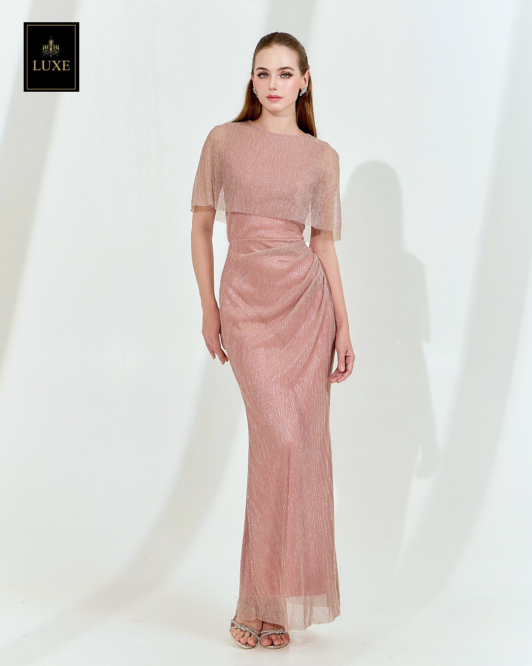 เดรสแฟชั่น เดรสเสื้อคอกลมแขนกุด ดีเทลเป็นเสื้อคลุมไหล่ในตัว กระโปรงทรงสอบจับเดรป