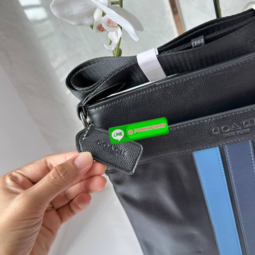 COACH F26068 CHARLES CROSSBODY IN SIGNATURE CANVAS WITH VARSITY STRIPE 🔖กระเป๋าสะพายและคอสบอดี้ โดดเด่นด้วยแทบตัดสีฟ้า 🔖วัสดุ:หนังแคนวาสตัดหนังแท้ 🔖เปิด-ปิดด้วยซิป ภายในมีช่องลับ 2 ช่อง มีช่องซิปแยก 🔖สายสะพายสามารถปรับระดับ