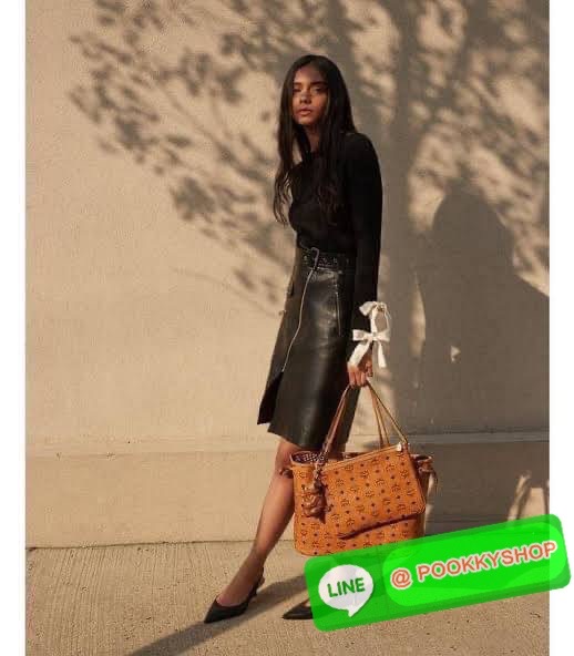 💕Mcm Liz Reversible Shopper in Visetos ขึ้นชื่อว่าเป็นกระเป๋าช็อปเปอร์ แน่นอนว่า จะต้องเหมาะสำหรับสาว ๆ ที่ชอบพกสัมภาระเยอะ ซึ่งรุ่นนี้ไม่ใช่แค่เพียงให้พื้นที่จุของกว้างขวางเท่านั้น แต่ยังออกแบบดีไซน์และรูปทรงให้มีความยืดหยุ่น มีหูรูดด้านข้างที่สา