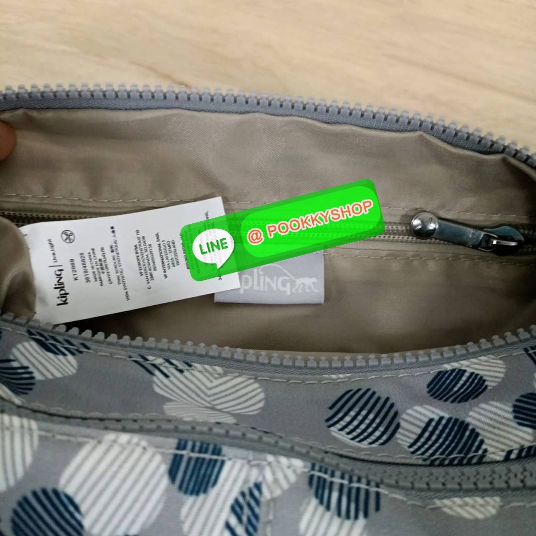 KIPLING RETH CROSSBODY BAG วัสดุ Nylon+polyester กระเป๋าสะพายข้างหรือ สะพาย Crossbody ได้ เปิด-ปิด ด้วยซิปปั๊มแบรนด์ที่หางซิป พร้อมช่องช่องหน้าแยกใส่ของใช้เล็กๆ น้อยๆ ได้ ช่องหลัก 2 ช่อง ด้านในโล่งกว้าง สามารถจุสัมภาระได้เยอะ มีช่องซิปด้านในและสายคล้องพวง