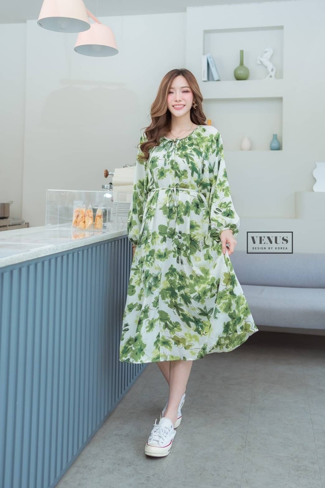 I'm Lady By Venus Flora MaxiDress แม๊กซี่เดรสแต่งแขนพอง ทรงปล่อยพิมพ์ลายดอกไม้ งานสวยน่ารักมากๆคะ ใส่สบายสุดๆคะ มาพร้อมกับสายผูกเอวเข้าชุดกันคะ แม๊ทกับรองเท้าผ้าใบก็น่ารักคะ