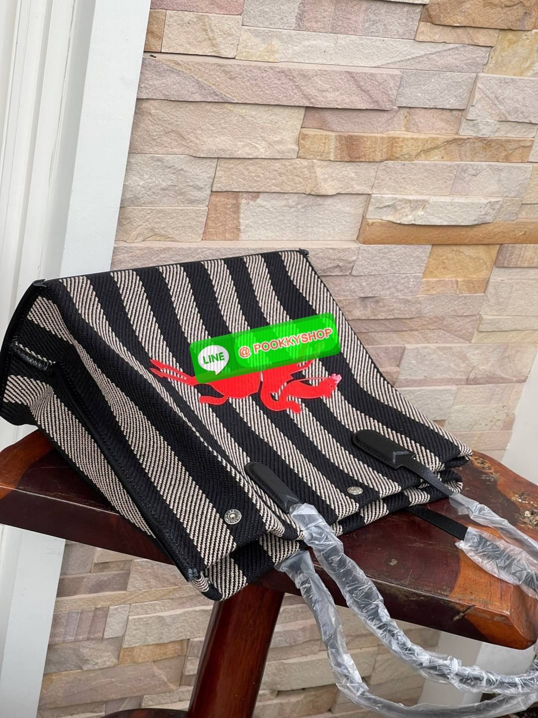 💕 Longchamp Essential Stripes shoulder bag อีกหนึ่งคอลเลคชั่นสำหรับใครที่ต้องการกระเป๋าแบบใช้งานได้ในหลาย ๆ โอกาส การเลือกกระเป๋าขนาดเล็กย่อมไม่สะดวกและไม่ครอบคลุมต่อการใช้สอยอย่างแน่นอน Longchamp รุ่นนี้สามารถตอบโจทย์ ในการใช้งานที่หลากหลายขึ้น เ