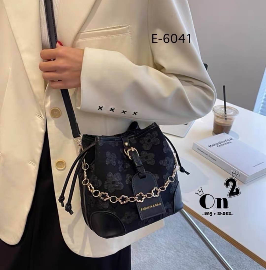 กระเป๋าสะพายทรงขนมจีบ ลายดอกไม้ เปิด-ปิดแบบหูรูด ทรงสุดฮิต มาพร้อมสายสะพาย 2 สาย มาใหม่ 2 สีจ้า