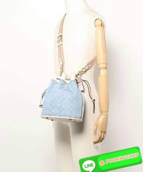 NEW IN HOT ITEM >>ทรงฮิต ติดจรวด หลงรักกันแทบทุกราย😍>>COACH FIELD BUCKET BAG IN SIGNATURE CHAMBRAY (C4693)🍁กระเป๋าสะพายข้างทรงขนมจีบ ทรงสวยมากมาย//วัสดุผ้าทอลาย signature โดดเด่นสียีนส์ ตัดกับขอบหนังแท้คุณภาพ >>มี 2 สายสะ