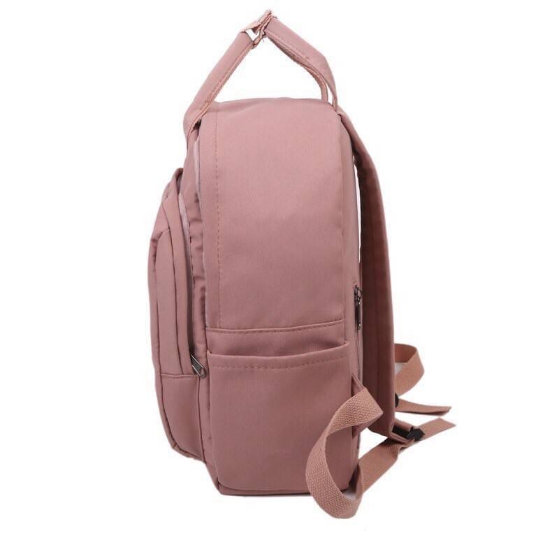 กระเป๋าสะพายหลัง Nike รุ่นนี้ขอบอกว่าชนช๊อปใช้ได้ทั้งผู้ชาย ผู้หญิง เด็ก ผู้ใหญ่ ใส่ได้จ้ะ จุของได้เยอะ น่าใช้มากๆแม่ กระเป๋ามีหลายช่อง จะถือก็ได้สะพายก็เท่ห์ มีมาให้เลือกช๊อปถึง 3 สี