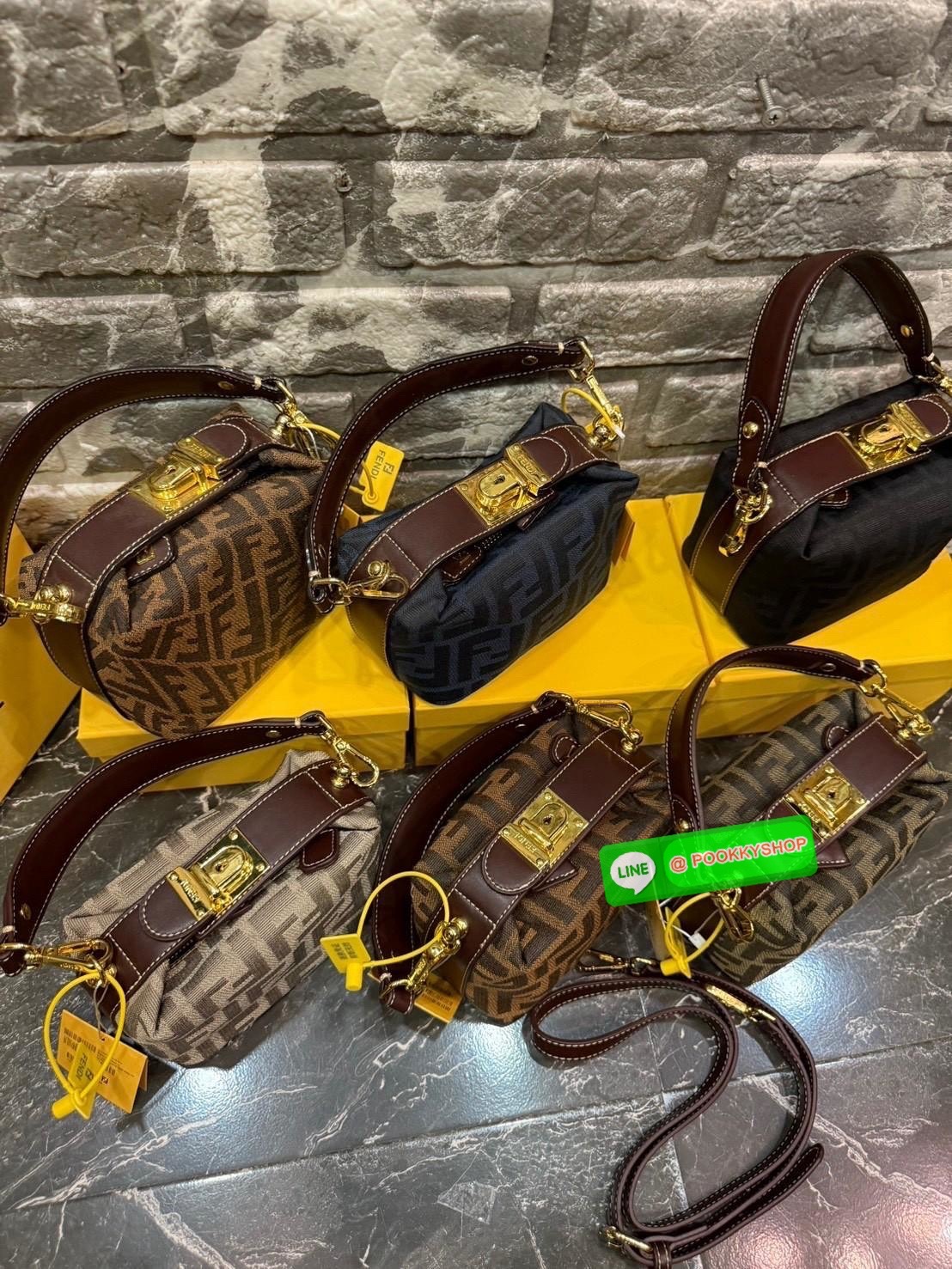 FENDI Mini Tobacco Monogram FF Logo Zucca Bag กระเป๋าสะพายไซส์มินิน่ารัก แมทชุดง่าย รุ่นสุดปัง แรงเกินต้านสุดๆ รูปทรงเป็นเอกลักษณ์ ดีเทลน่ารักด้วยตัวล็อคเปิดปิดคาดบนตัวกระเป๋า ทำให้ใบนี้ดูไม่น่าเบื่อเลย มีสายสั้น+สายสะพายไหล่ ปรับสายได้ ภายในเป็นช่องโล่ง