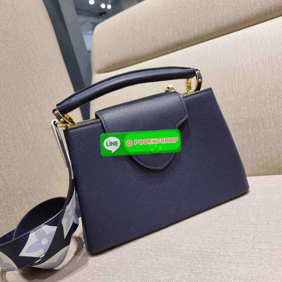 NEW IN!! LV capucines top handle วีไอพีพรีเมี่ยมกิ๊ฟจากเคาน์เตอร์ ที่สุดของความสวยในราคาเบาๆ กระเป๋าถือสุดหรู ดีไซน์ทรงคลาสสิค พร้อมลวดลายหรูหรา มาพร้อมหูจับในตัว ด้วยรูปทรงวินเทจและวัสดุหนังลูกวัว สัมผัสดี ขับผิว ทำให้ไอเท็มนี้สะกดทุกสายตาจริงๆ และยังมีล