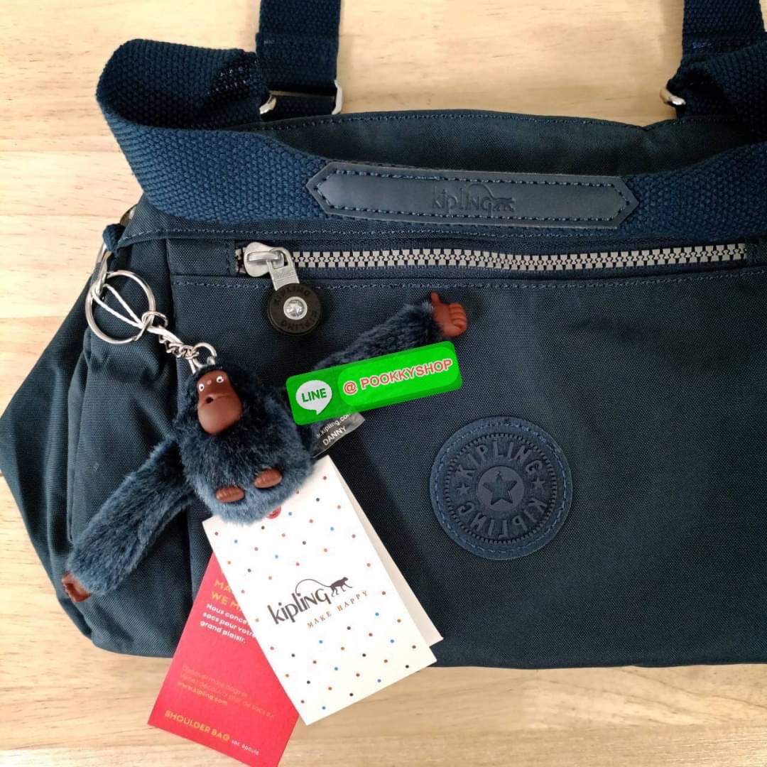 KIPLING ELISE HANDBAG กระเป๋าถือและสะพายไหล่ ขนาดกำลังพอดี จุของได้มาก มีหูจับสองสาย ถือสะดวก น้ำหนักเบา มีช่องซิป ด้านหน้า ช่อง กระเป๋าหลักเปิด-ปิดด้วยซิป มี3 ช่องว่างใส่ของได้จุมากๆ ใส่มือถือได้ กระเป๋าสตางค์ใบยาว และ เครื่องสำอางค์ได้หลายชิ้นเลยค่ะ เก็
