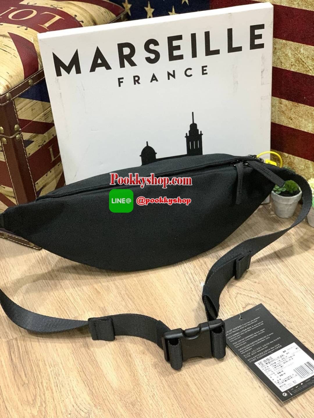 NIKE HERITAGE HIP PACK รุ่น BA6110-011 กระเป๋าทรงคาดเอวและคาดหน้าอกสไตล์สปอร์ต เปิดปิดด้วยซิปคู่ ภายในใส่กระเป๋าสตางค์ยาวได้ ด้านหน้าสกรีนตามลายต่างๆของนักออกแบบชื่อดังสาย มีคาดปรับความยาวได้ฟรีไซส์ น้ำหนักเบา เป็นกระเป๋าที่เปิดกว้างหาของได้ง่าย และใช้ได้