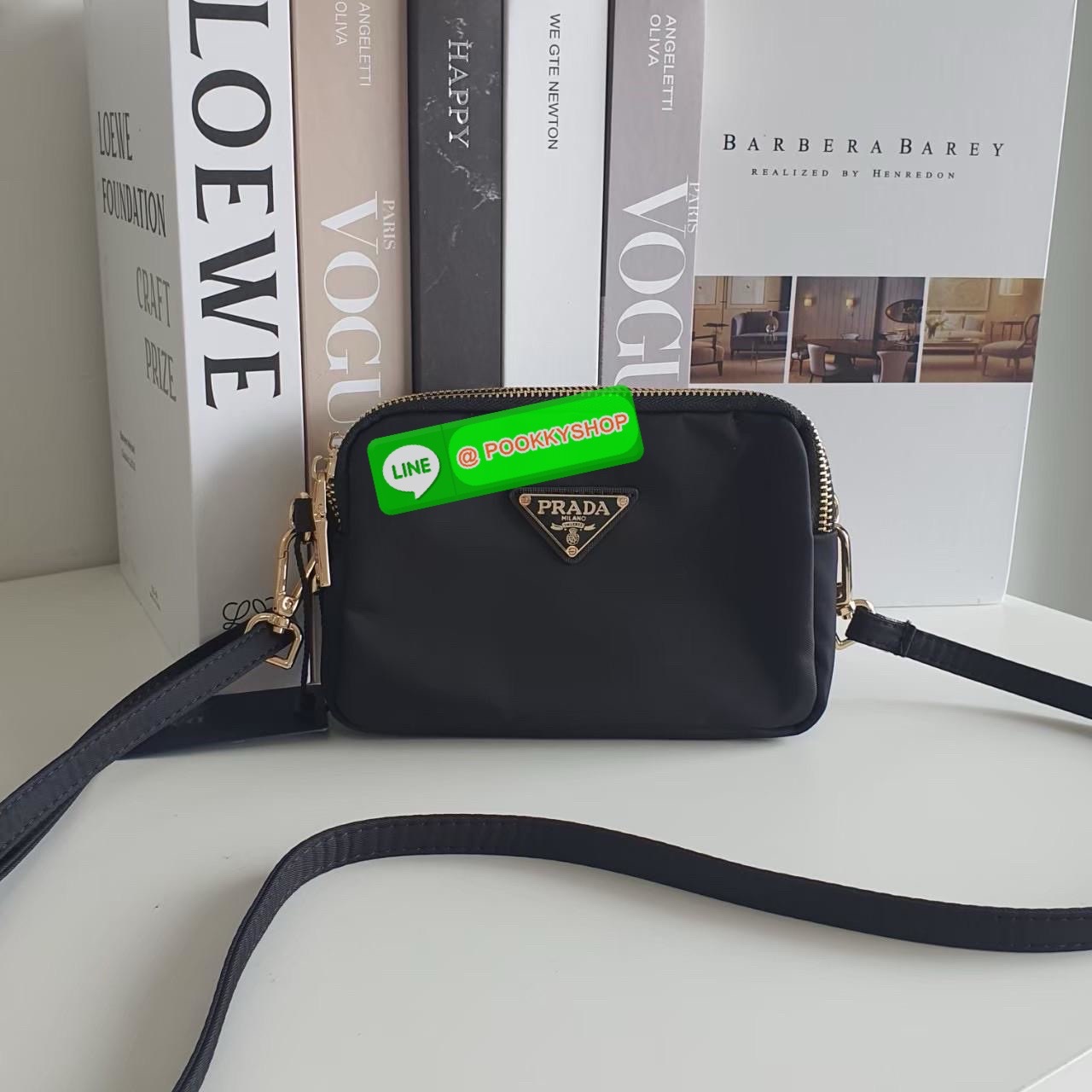 รุ่นยอดฮิตตลอดกาล กับรุ่นขายดี ที่รอคอย PRADA 3 ZIP CROSSBODY BAG เป็นกระเป๋าใบเล็ก มีด้วยกันถึง3ช่องใส่ของ ซึ่งเหมาะกับผู้หญิงอย่างเรามาก สามารถแยกของที่จะใส่ได้เลย ตัวกระเป๋าอะไหล่สีทอง ขนาดกะทัดรัด สามารถใส่ I phone+ ได้ค้า สายยาวปรับได้ฟรี ที่สุดแห่งค