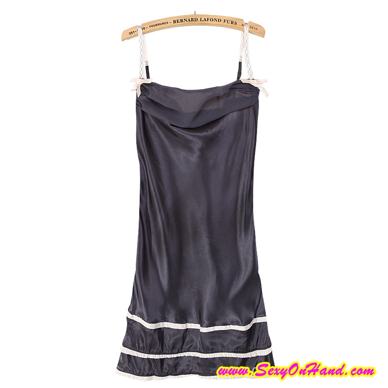 ชุดนอน สายเดี่ยว ผ้าไหม เกรดpremium สินค้าส่งนอก สีเทาเนื้อมัน หรู คอถ่วง แต่งสายและชายลูกไม้ เนื้อผ้ามันลื่น เย็น สวมใส่สบาย(Size L:Asia/ Size M:Europe)