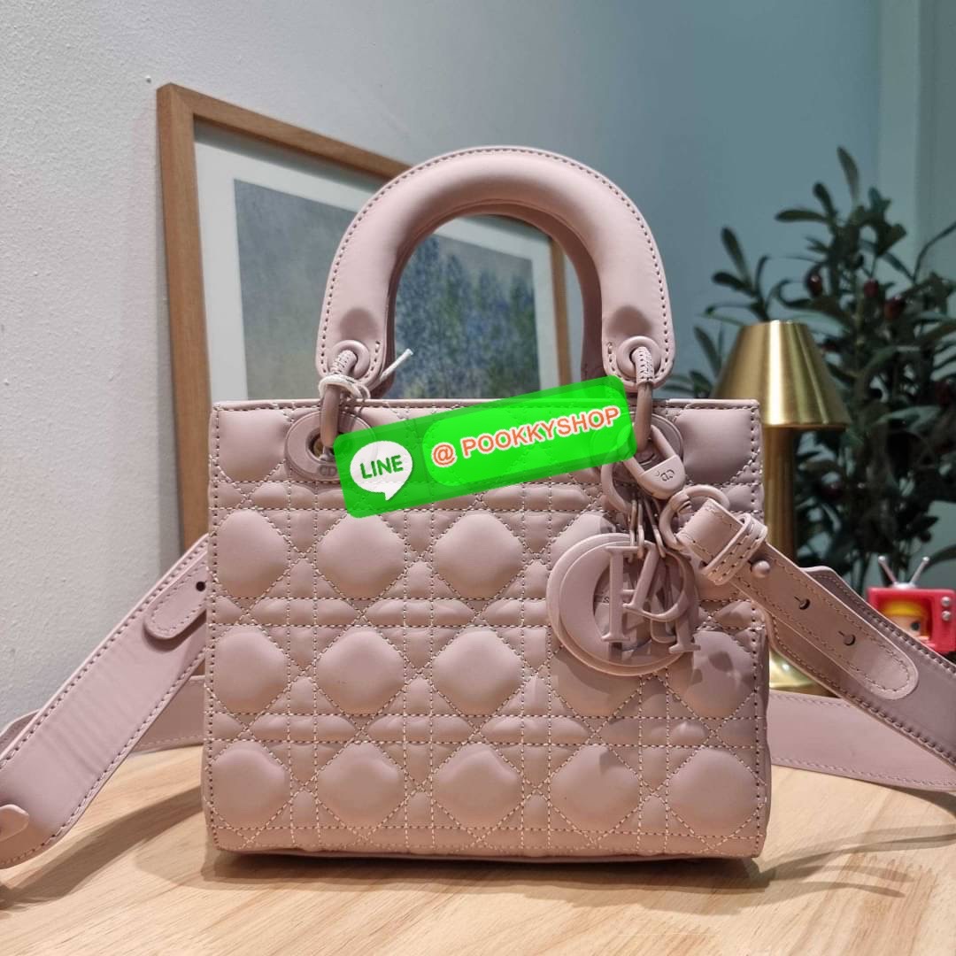 NEW ARRIVAL!! CD LADY ULTRAMATTE BAG กระเป๋าสะพายข้างพรีเมี่ยมกิ๊ฟสุดฮอต ดีไซน์เรียบง่าย แต่แฝงไปด้วยความหรูหรา ทรงกล่องคลาสสิค โดดเด่นด้วยพวงกุญแจอะไหล่สีเดียวกับตัวกระเป๋า วัสดุหนังแท้ผิวแมทท์ ลายเส้นซ้อนทับสวยงาม มีรูปแบบ หูจับในตัวและสายครอสบอดี้สุดเล