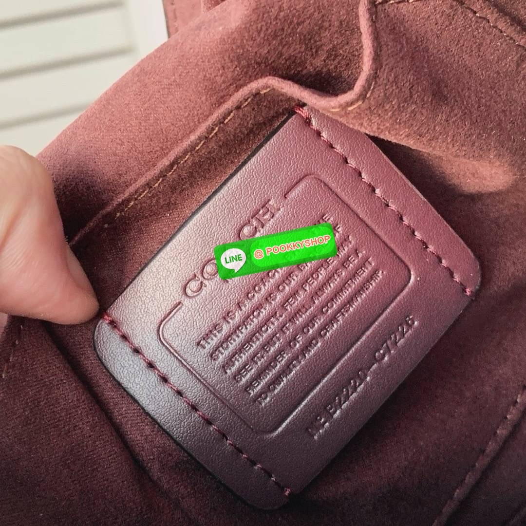 “Classic elegance with a modern twist.” Coach Pepper Satchel – กระเป๋าทรง Satchel ที่ผสานความคลาสสิกและความทันสมัยได้อย่างลงตัว วัสดุคุณภาพเยี่ยม ผสมผสานระหว่างหนังและผ้าแคนวาสลายซิกเนเจอร์ของ Coach เหมาะสำหรับวันทำงานหรือวันพักผ่อน เพิ่มความหรูหราให้กับท