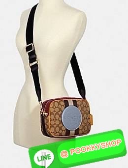 New arrival! 🌈รุ่นใหม่ห้ามพลาดค่ะ! Coach Dempsey Camera Bag In Signature Jacquard With Stripe And Coach Patch ((1912)) พร้อมส่งที่ไทย! กระเป๋าสะพายครอสบอดี้ร์กรือสะพายข้างได้ วัสดุJacquard+หนังแท้ สวยงามมากๆค่ะ ด้านหน้ามีป้ายวงกลมหนังโลโก้แบรนด์ เ