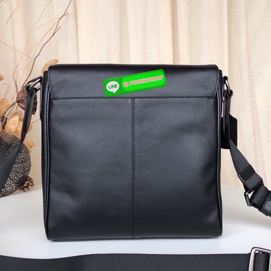Coach F73339 F73340 – Hudson Crossbody Bag in Signature Embossed Leather “จะวันทำงานหรือวันสบาย ๆ แค่สะพายใบนี้…ก็เหมือนใส่ความเท่ติดตัวไว้แล้ว” Coach Hudson Crossbody F73340 กระเป๋าหนังแท้ลาย C ปั๊มลึก ทรงเหลี่ยมเรียบหรู โทนดำทั้งใบ เหมาะกับผู้ชายที่อยาก
