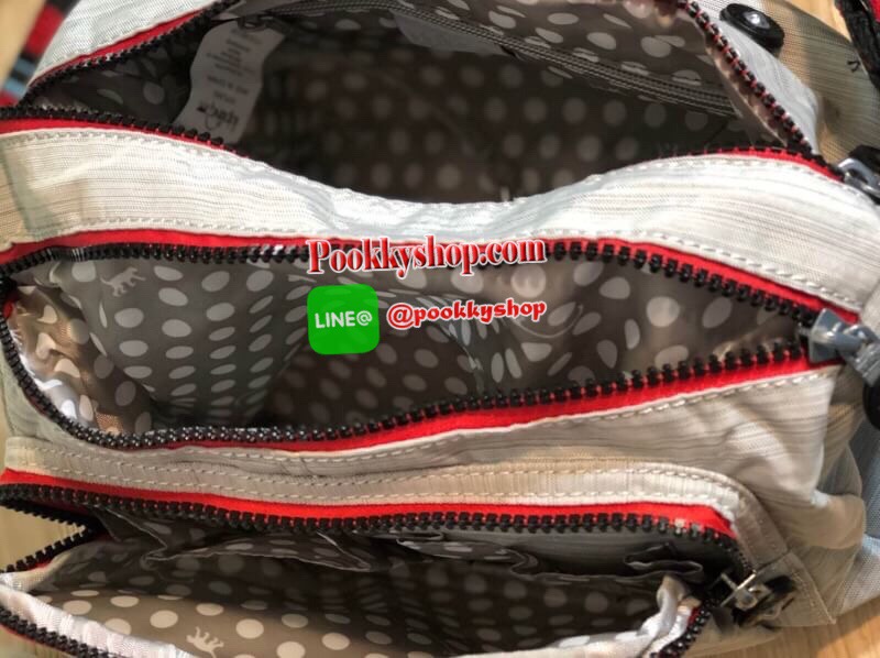 Kipling Reth กระเป๋าสะพายทรงสวย รุ่นยอดนิยมเลยค่ะ สายสะพายปรับระดับสั้น-ยาว เป็นกระเป๋าสะพายเฉียงลำตัวได้ค่ะ ช่องซิปเยอะค่ะ ใส่ของได้เป็นสัดส่วน จุสัมภาระได้ดีเลยค่ะ ทรงสวย สะพายน่ารักมาก ห้ามพลาดเลยค่ารุ่นนี้