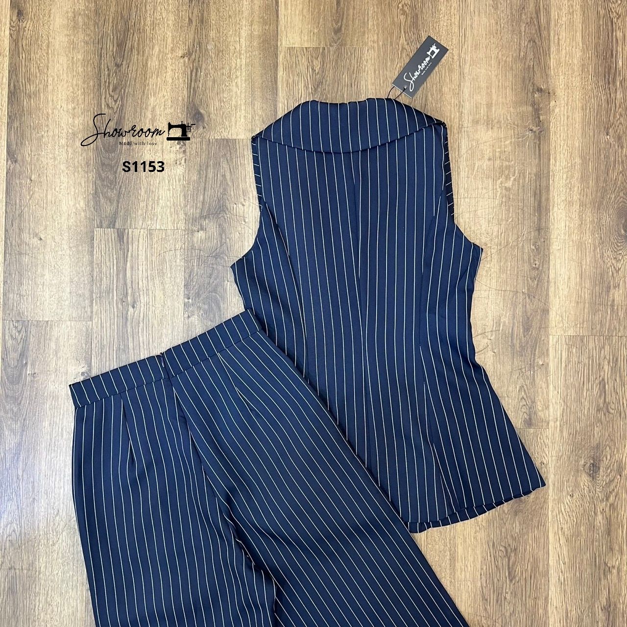 ชุดเซทแฟชั่น Stripe navy set ที่โดดเด่นด้วยการเลือกกระดุมโลหะสีทองดีไซน์แจ่ละเม็ดไม่ซ้ำกัน