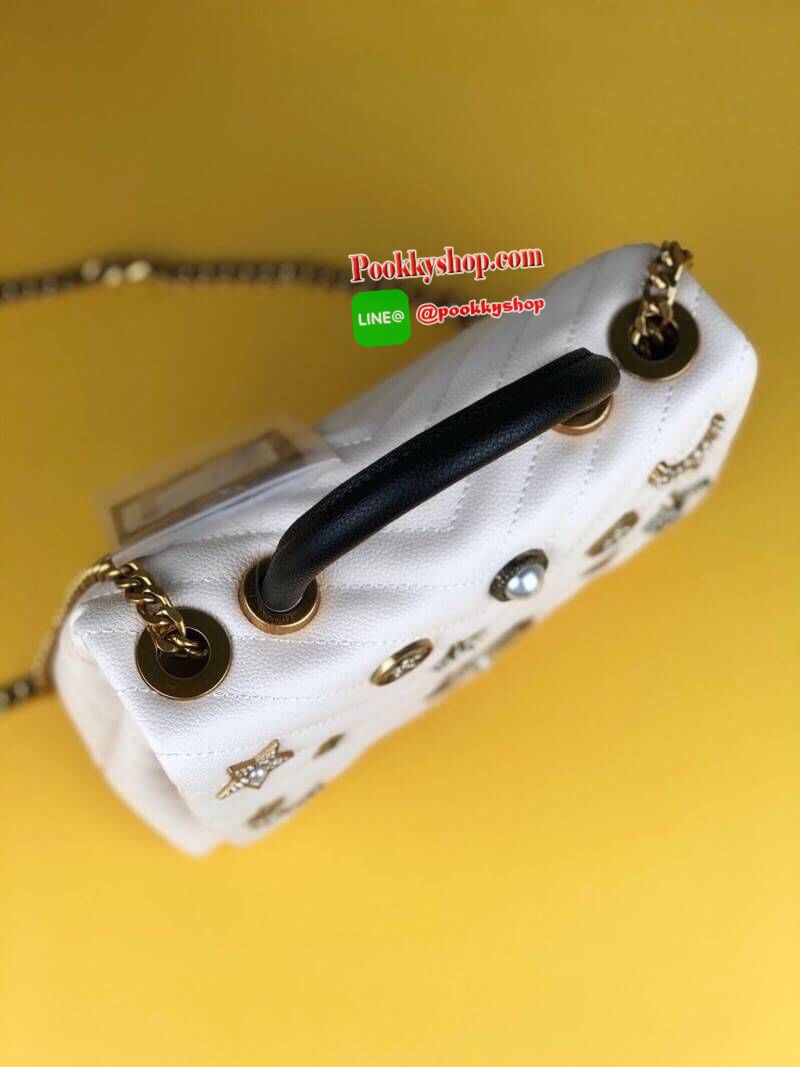 LYN ABSOLUTE DREAM กระเป๋าถือ/สะพายสายโซ่สีคลาสสิค วางอยู่ทรง มีหมุดรองฐาน 4 มุม ตัวกระเป๋าเดินด้ายลายเชฟรอนพร้อมประดับลายน่ารัก เปิดปิดด้วยกระดุมแม่เหล็ก ด้านในแบ่งเป็น 2 ช่องใหญ่ จุของพอสมควรค่ะ ใส่ iPhone plus/กระเป๋าเงินใบกลางได้เหลือๆ เลยค่ะ สายสะพาย